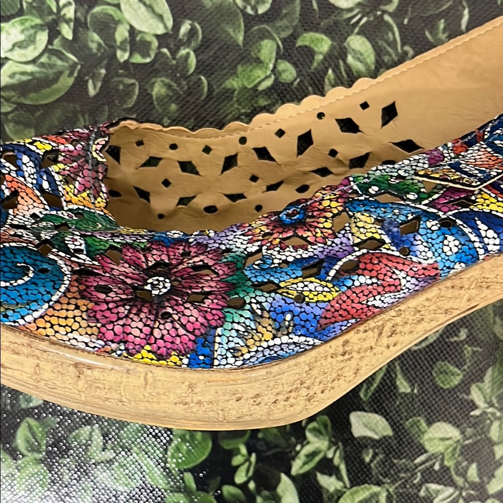 Spring Step Multicolor Heels - Picture 7 of 10